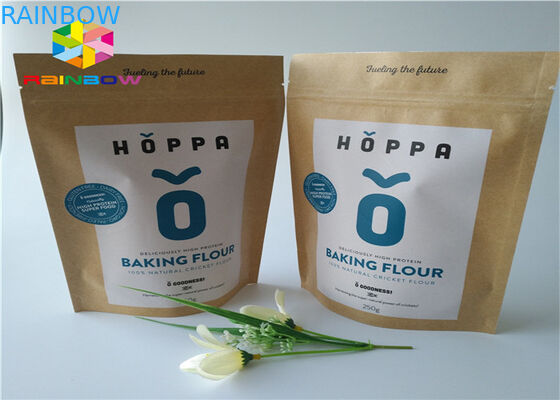 La carta kraft stampata su misura a chiusura lampo sta sulla borsa dell'imballaggio di plastica dello spuntino di bue essiccato del sacchetto con la chiara finestra