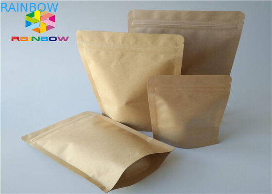 La carta kraft stampata su misura a chiusura lampo sta sulla borsa dell'imballaggio di plastica dello spuntino di bue essiccato del sacchetto con la chiara finestra
