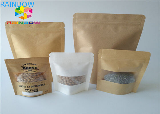 La carta kraft stampata su misura a chiusura lampo sta sulla borsa dell'imballaggio di plastica dello spuntino di bue essiccato del sacchetto con la chiara finestra