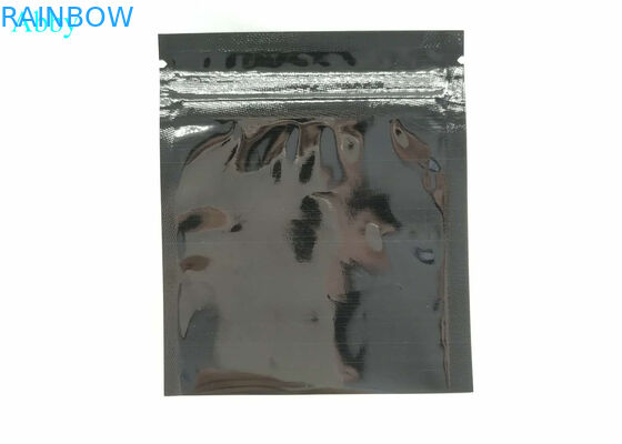 La stagnola di plastica sta sul sacchetto che imballa un colore di tre CMYK sigillato lato per il regalo dei gioielli