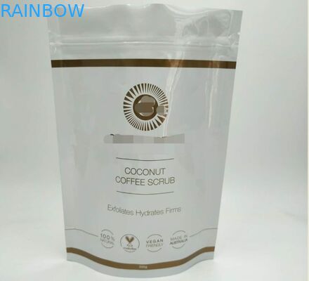 La borsa d'imballaggio cosmetica lucida bianca, sta sulla borsa del di alluminio per il corpo si inzuppa