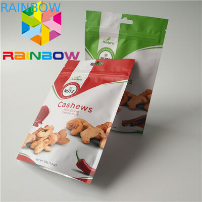 Il dado asciutto sta sul sacchetto che imballa amichevole eco- con colore trasparente