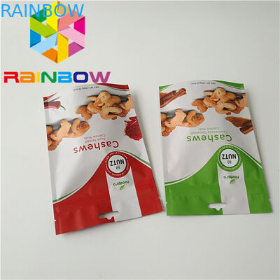 Il dado asciutto sta sul sacchetto che imballa amichevole eco- con colore trasparente