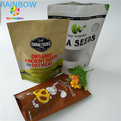 Il dado asciutto della polvere della proteina del commestibile sta sulla borsa d'imballaggio trasparente del sacchetto della chiusura lampo