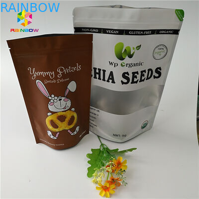 Il dado asciutto della polvere della proteina del commestibile sta sulla borsa d'imballaggio trasparente del sacchetto della chiusura lampo