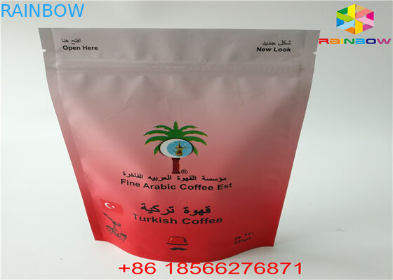 Le tacche a chiusura lampo dello strappo a prova d'umidità stanno sulle borse di alluminio del pacchetto di giorno del sacchetto per lo spuntino