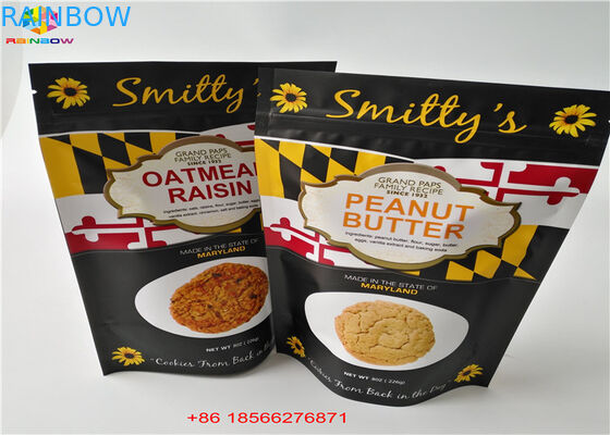 Le tacche a chiusura lampo dello strappo a prova d'umidità stanno sulle borse di alluminio del pacchetto di giorno del sacchetto per lo spuntino