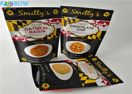 Le tacche a chiusura lampo dello strappo a prova d'umidità stanno sulle borse di alluminio del pacchetto di giorno del sacchetto per lo spuntino