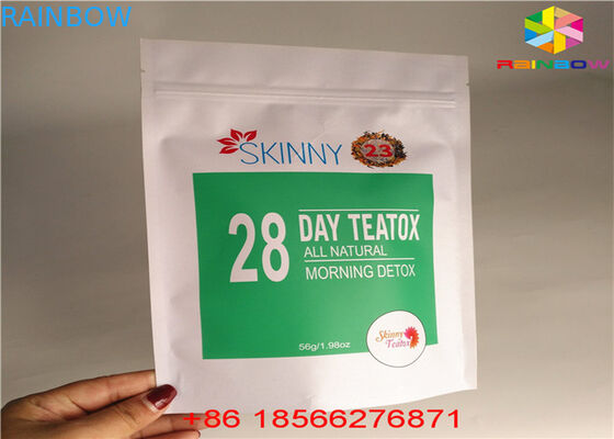 Il tè di Matcha sta sul sacchetto della chiusura lampo il di alluminio materiale laminato che ricicla la carta kraft