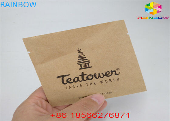 Il tè di Matcha sta sul sacchetto della chiusura lampo il di alluminio materiale laminato che ricicla la carta kraft