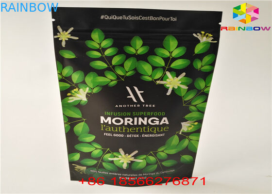 Il tè di Matcha sta sul sacchetto della chiusura lampo il di alluminio materiale laminato che ricicla la carta kraft