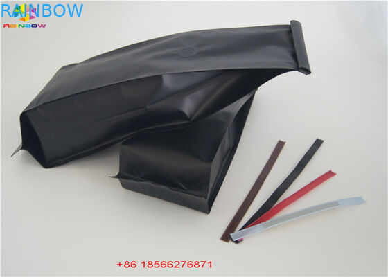 D'argento lucidi stanno su materia plastica d'imballaggio della borsa del foglio di alluminio del sacchetto la chiara