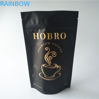 Le bustine di tè risigillabili che imballano il di alluminio stanno sulla borsa di caffè con la valvola