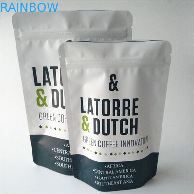 Le bustine di tè risigillabili che imballano il di alluminio stanno sulla borsa di caffè con la valvola