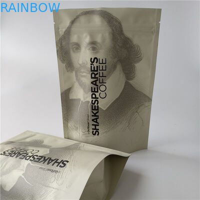 Le bustine di tè risigillabili che imballano il di alluminio stanno sulla borsa di caffè con la valvola