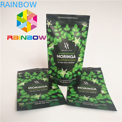 I sacchetti di plastica di finitura di superficie della metallina che imballano la chiusura lampo stanno sulla borsa di polvere della proteina