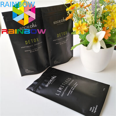 Il commestibile materiale sta sulla borsa di polvere a forma di cono di Moringa del sacchetto della chiusura lampo con la fodera della stagnola