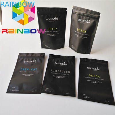 Il commestibile materiale sta sulla borsa di polvere a forma di cono di Moringa del sacchetto della chiusura lampo con la fodera della stagnola