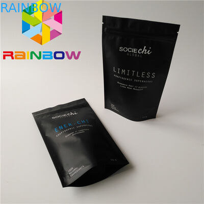 Il commestibile materiale sta sulla borsa di polvere a forma di cono di Moringa del sacchetto della chiusura lampo con la fodera della stagnola