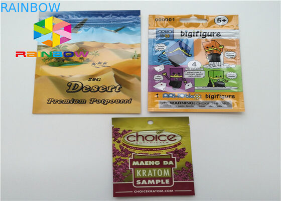 Le borse d'imballaggio della saldatura a caldo di stampa di CMYK, prova dell'odore stanno sulle borse del sacchetto della chiusura lampo