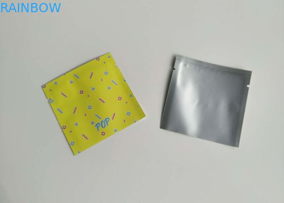 Il piccolo imballaggio dei sacchetti di plastica di alluminio sta sulla borsa del verme di pesca dell'esca con la chiara finestra