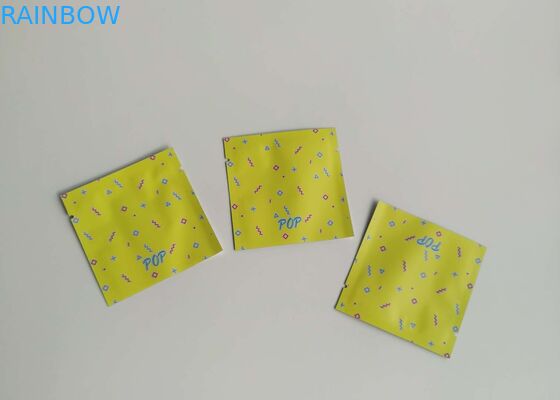 Il piccolo imballaggio dei sacchetti di plastica di alluminio sta sulla borsa del verme di pesca dell'esca con la chiara finestra