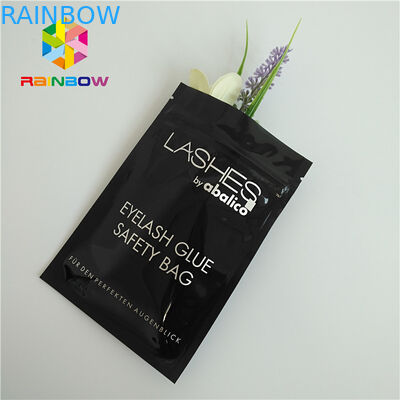 I cigli d'imballaggio delle borse della saldatura a caldo della cima dello zip olografici stanno sulla chiara parte anteriore del sacchetto