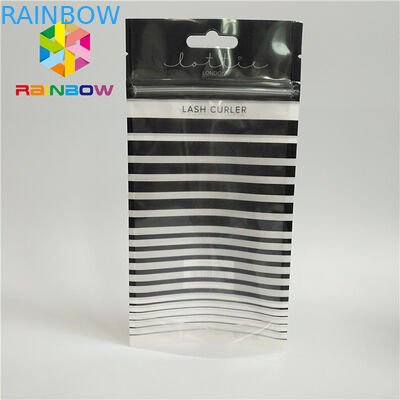 I cigli d'imballaggio delle borse della saldatura a caldo della cima dello zip olografici stanno sulla chiara parte anteriore del sacchetto