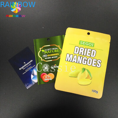 Tre a chiusura lampo sigillati lati stanno sull'imballaggio facciale cosmetico della maschera di stampa lucida dei sacchetti