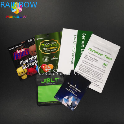 La maschera facciale cosmetica sta sul materiale da imballaggio di plastica delle borse del sacchetto della chiusura lampo a prova d'umidità