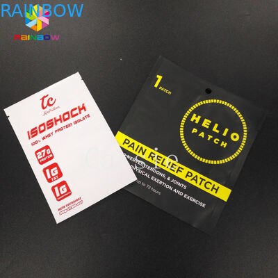 La maschera facciale cosmetica sta sul materiale da imballaggio di plastica delle borse del sacchetto della chiusura lampo a prova d'umidità