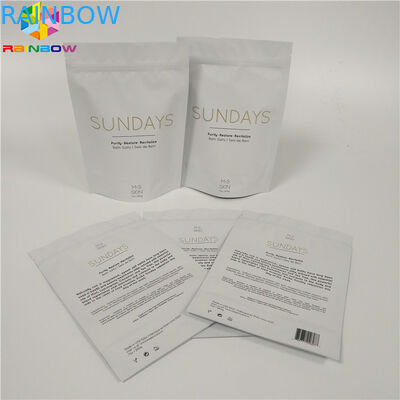 La cima della chiusura lampo sta sul corpo d'imballaggio del di alluminio del sale da bagno del sacchetto della stagnola sfrega le borse