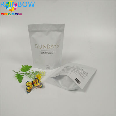 La cima della chiusura lampo sta sul corpo d'imballaggio del di alluminio del sale da bagno del sacchetto della stagnola sfrega le borse