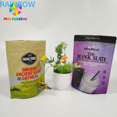 Il foglio di alluminio d'imballaggio della borsa risigillabile dello spuntino sta sul sacchetto della serratura dello zip di Doypack