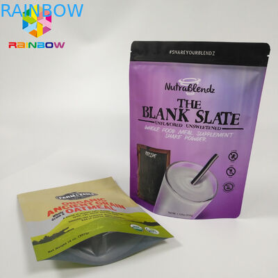 Il foglio di alluminio d'imballaggio della borsa risigillabile dello spuntino sta sul sacchetto della serratura dello zip di Doypack