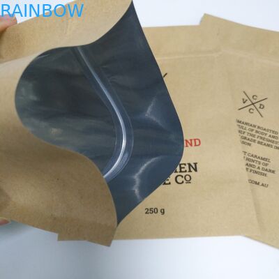 L'imballaggio della borsa dello spuntino della carta di Kraft Brown sta sul fondo piatto del sacchetto con la chiusura lampo