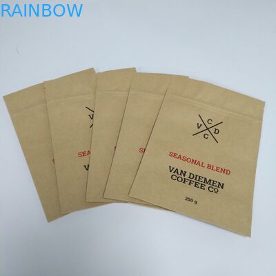 L'imballaggio della borsa dello spuntino della carta di Kraft Brown sta sul fondo piatto del sacchetto con la chiusura lampo