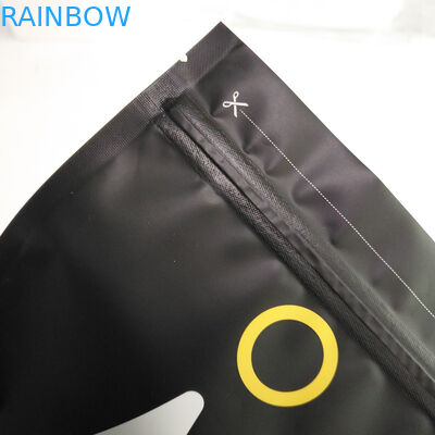 1 chilogrammo 500 grammi 250 grammi sta sulla borsa d'imballaggio del caffè opaco nero con le borse interne superiori del di alluminio e della chiusura lampo