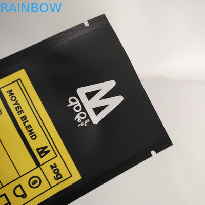 1 chilogrammo 500 grammi 250 grammi sta sulla borsa d'imballaggio del caffè opaco nero con le borse interne superiori del di alluminio e della chiusura lampo