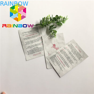 L'abitudine laterale della guarnizione tre stampata sta sulla borsa dei cosmetici del di alluminio dei sacchetti