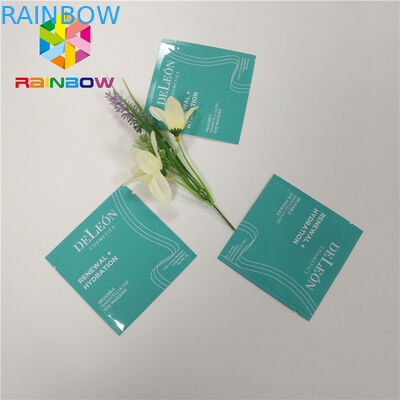 L'abitudine laterale della guarnizione tre stampata sta sulla borsa dei cosmetici del di alluminio dei sacchetti