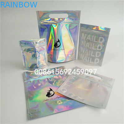 Il sacchetto della stagnola di rotocalcografia che imballa l'ente lucido sfrega le borse con la chiusura lampo/chiara finestra