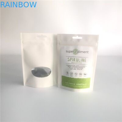 La carta kraft del commestibile sta sulla linguetta d'imballaggio di tirata del sacchetto con la buona chiusura lampo della sigillabilità