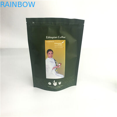 La prova dell'odore a chiusura lampo sta sui sacchetti su misura stampando il pacchetto dei biscotti del formaggio del dado con la valvola