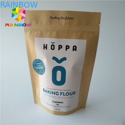 L'abitudine ha stampato l'alimento a chiusura lampo sta sulla superficie della metallina della carta kraft della borsa dell'imballaggio del sacchetto