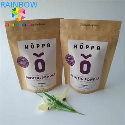 L'abitudine ha stampato l'alimento a chiusura lampo sta sulla superficie della metallina della carta kraft della borsa dell'imballaggio del sacchetto