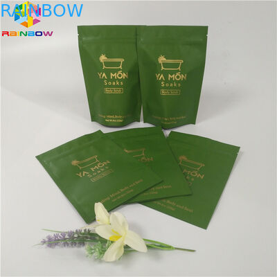 La cima d'imballaggio della chiusura lampo del sacchetto della stagnola dei sali sta sul  di alluminio a chiusura lampo della borsa del sale da bagno