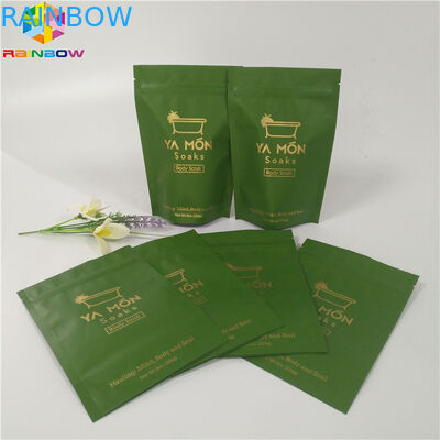 La cima d'imballaggio della chiusura lampo del sacchetto della stagnola dei sali sta sul  di alluminio a chiusura lampo della borsa del sale da bagno