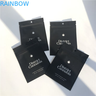 L'imballaggio di erbe di incenso del commestibile sta sulla borsa a chiusura lampo stampata sacchetto su misura