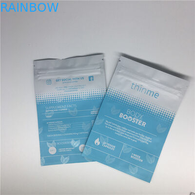 L'imballaggio di erbe di incenso del commestibile sta sulla borsa a chiusura lampo stampata sacchetto su misura